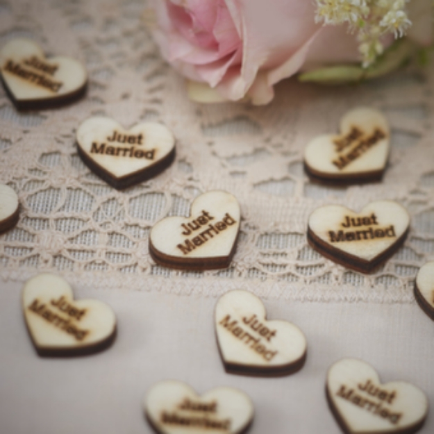 Picture of Wood Heart Confetti "Just Married"